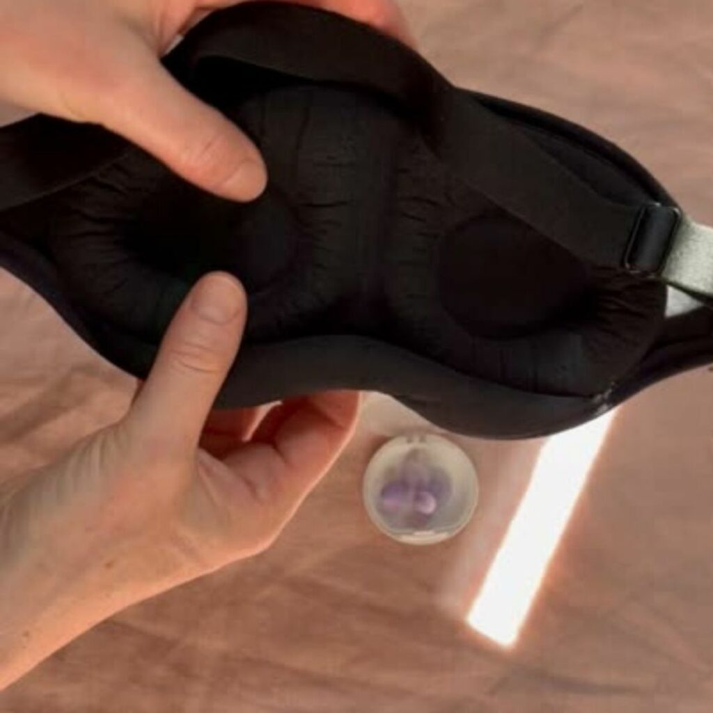 Image montrant un masque de nuit 3D et des bouchons d'oreille en silicone souple de la marque Loop